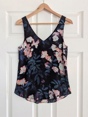 RW&CO V neck sleeveless tank top floral print size XS